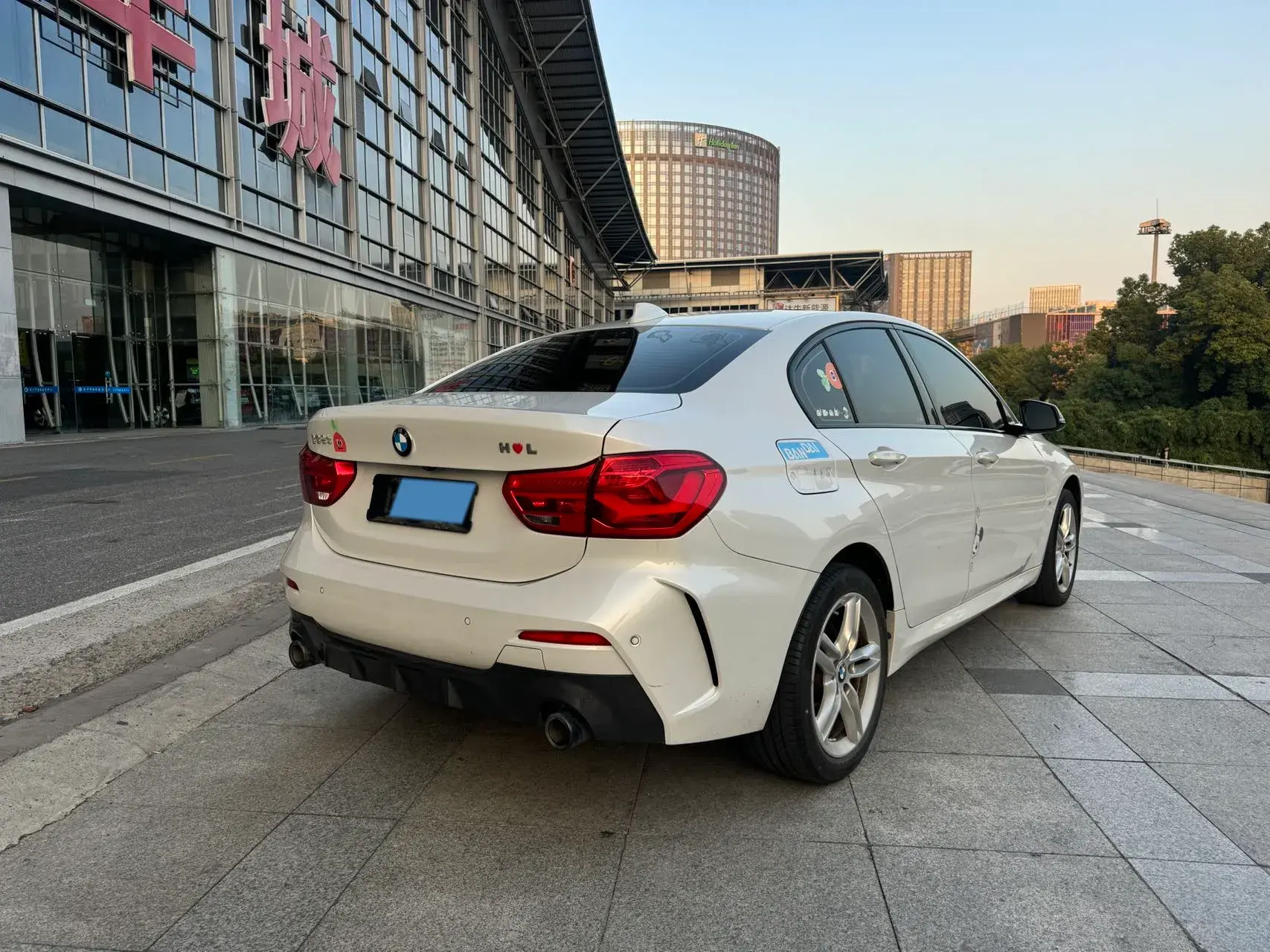 2022 BMW 1 thumbnail 3