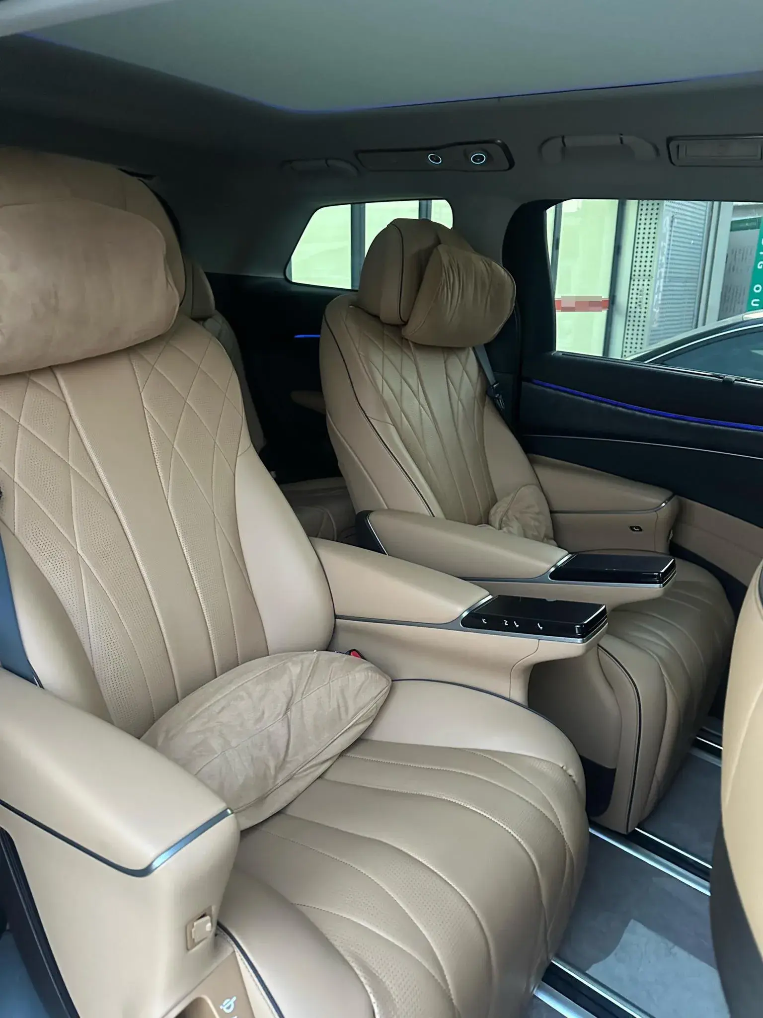 2024 DENZA D9 thumbnail 4