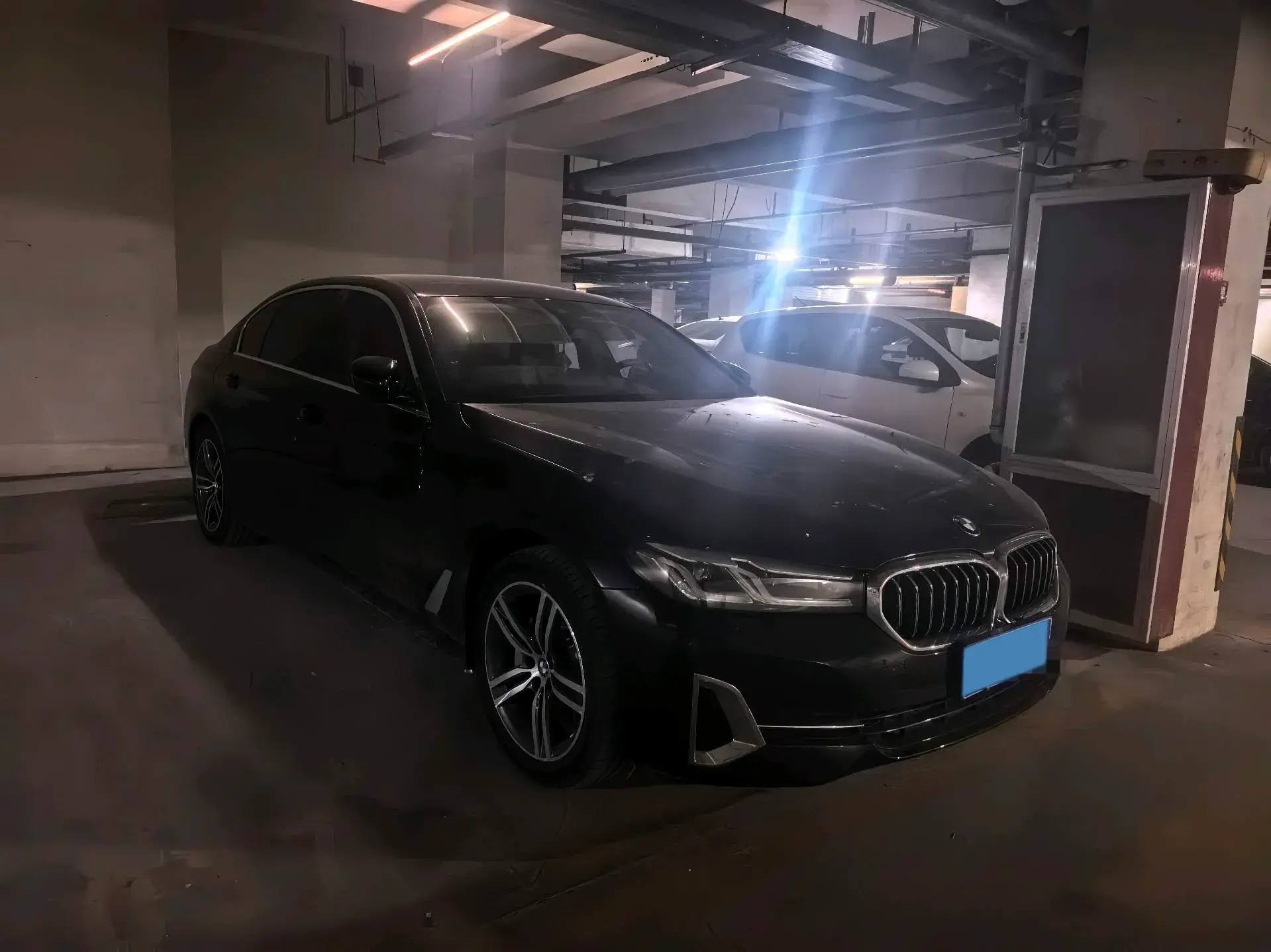 2022 BMW 5 thumbnail 2