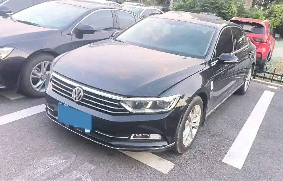 2018 VOLKSWAGEN MAGOTAN view 1