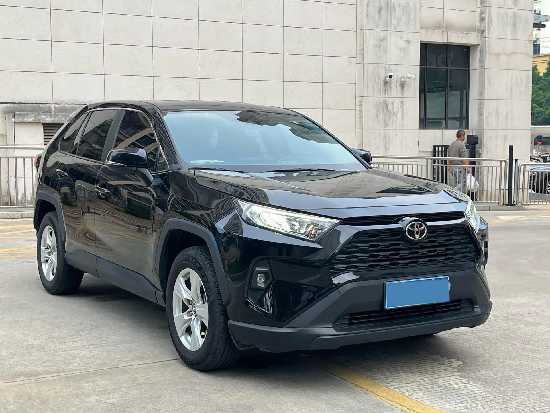 2023 TOYOTA RAV4 thumbnail 3