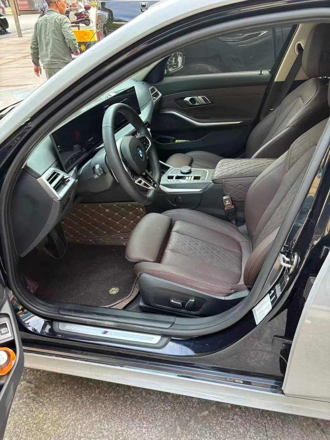 2025 BMW 3 thumbnail 4