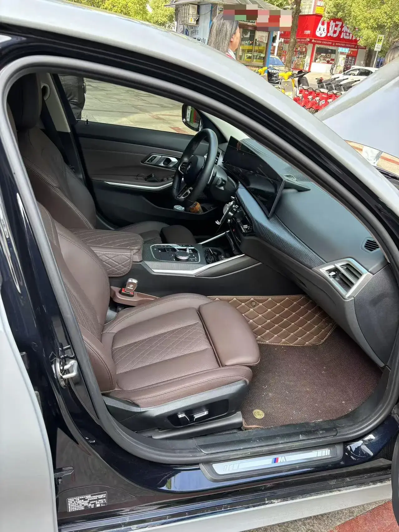 2025 BMW 3 thumbnail 2