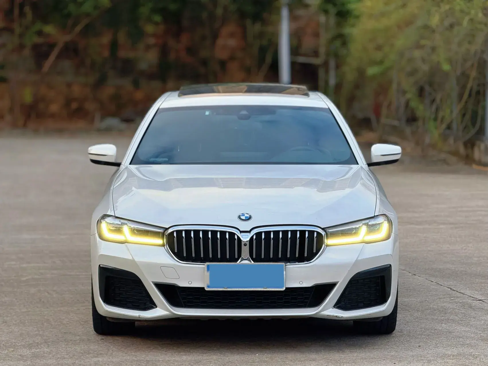 2022 BMW 5 thumbnail 3