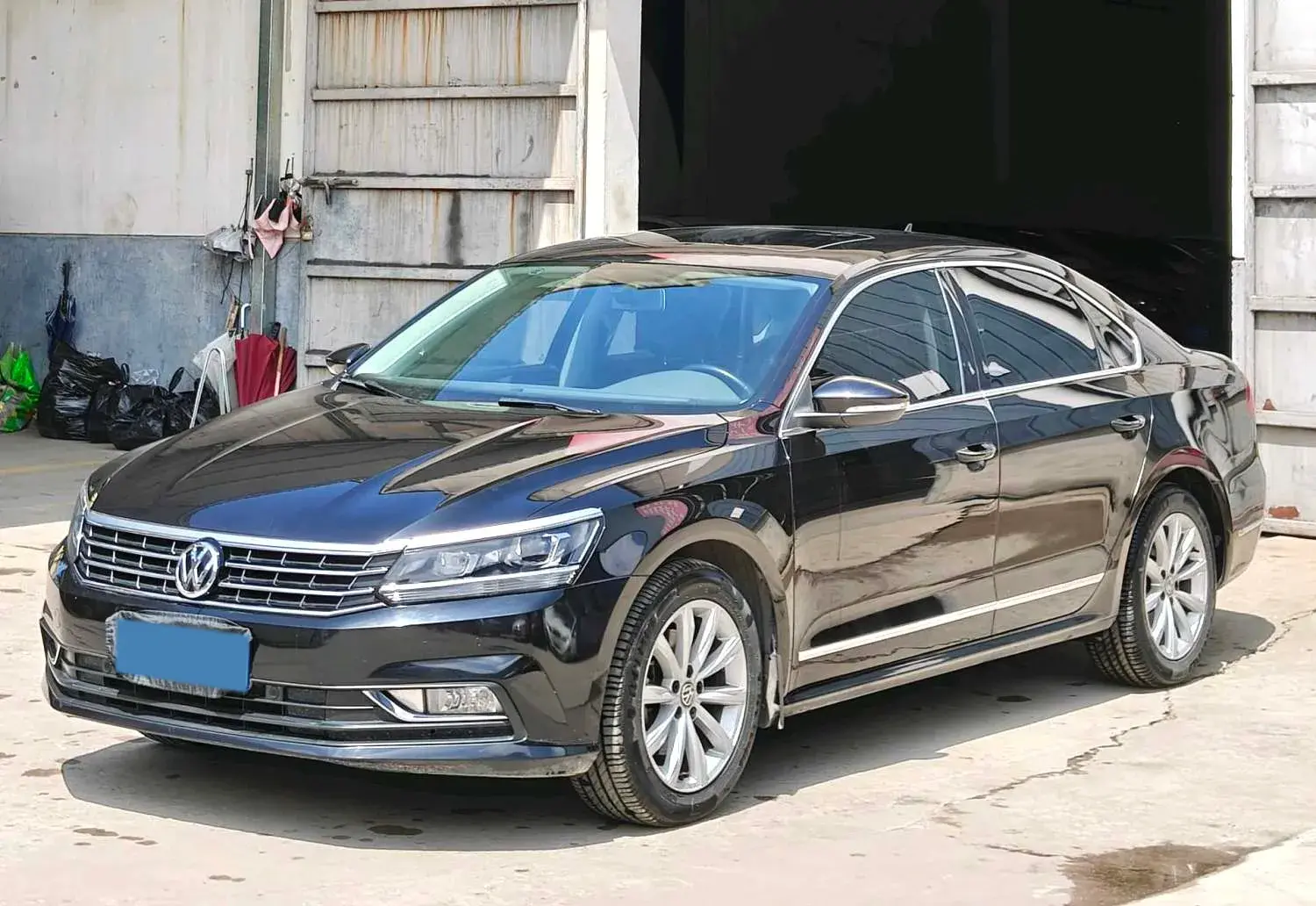 2017 VOLKSWAGEN PASSAT view 1