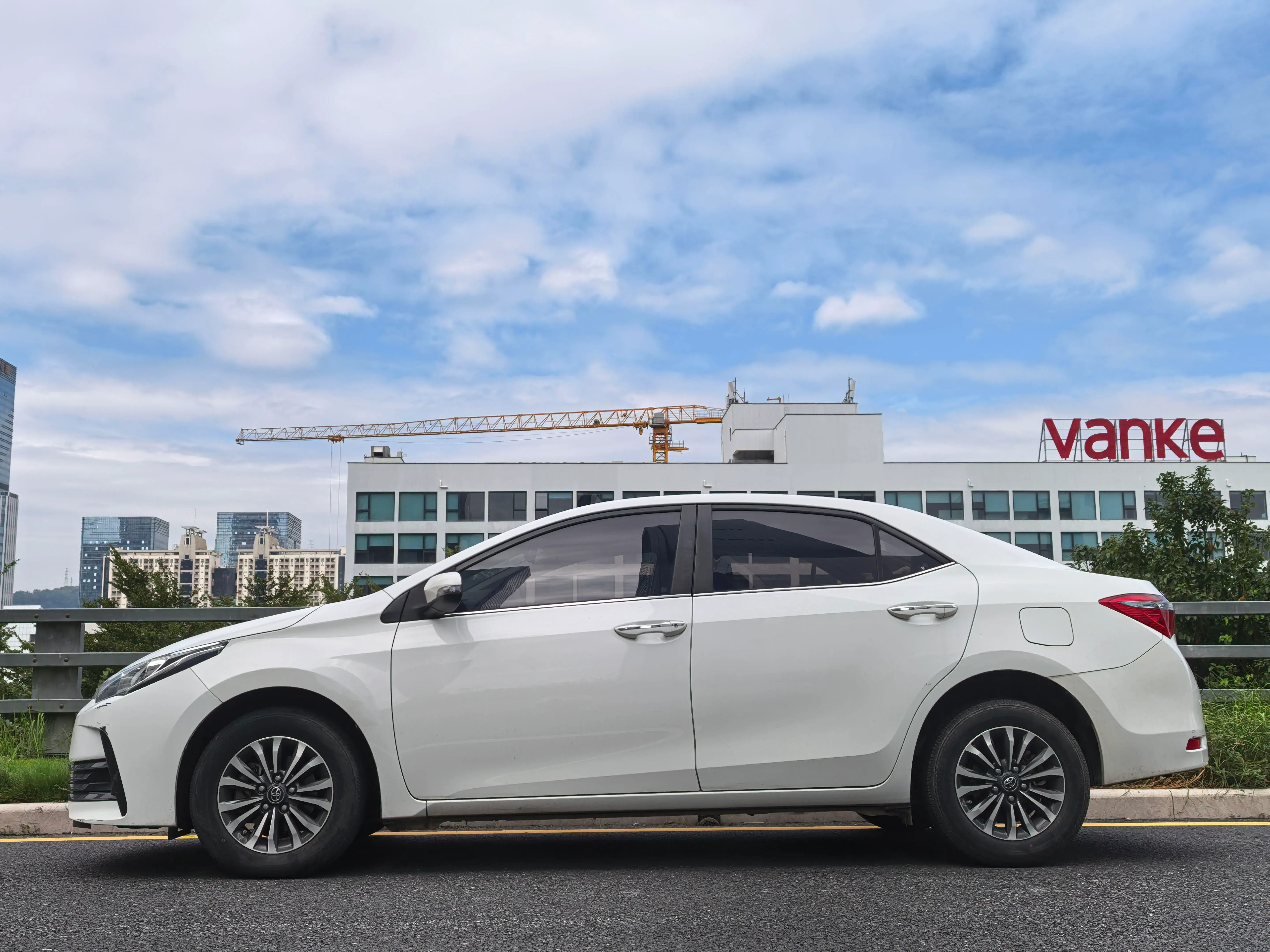 2018 TOYOTA COROLLA thumbnail 3