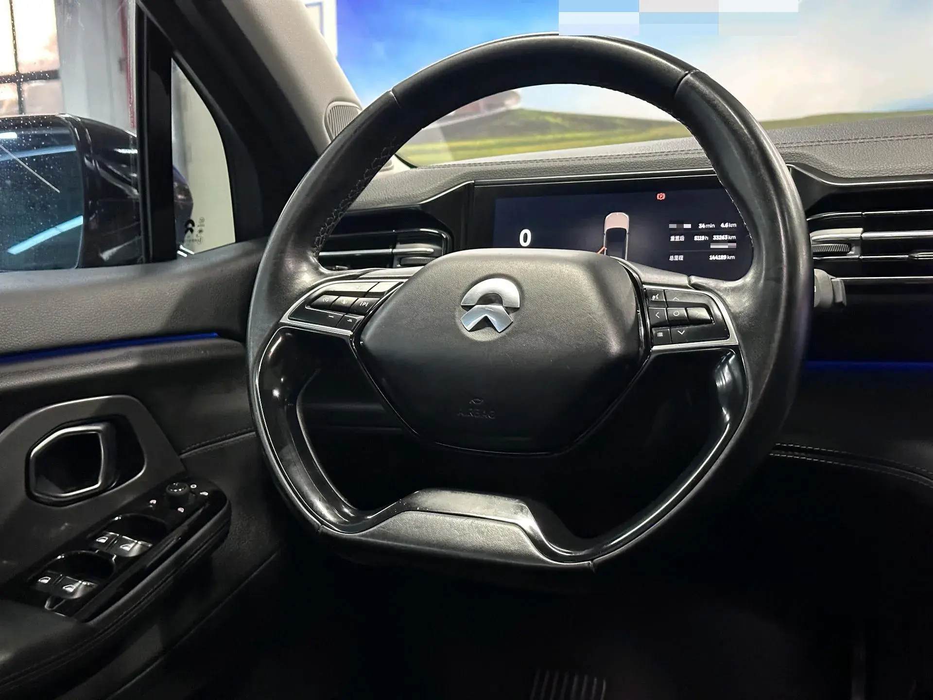 2018 NIO ES8 thumbnail 3