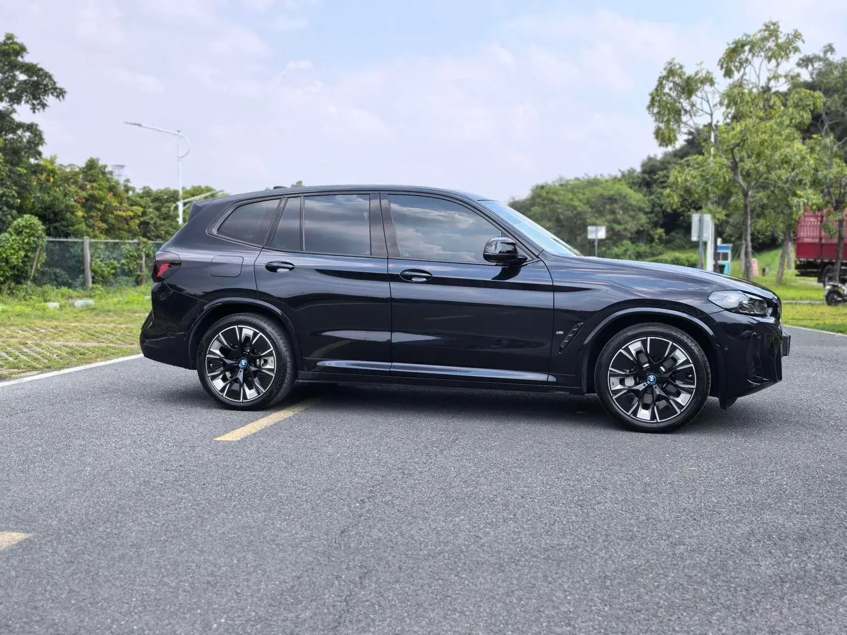 2024 BMW IX3 thumbnail 3