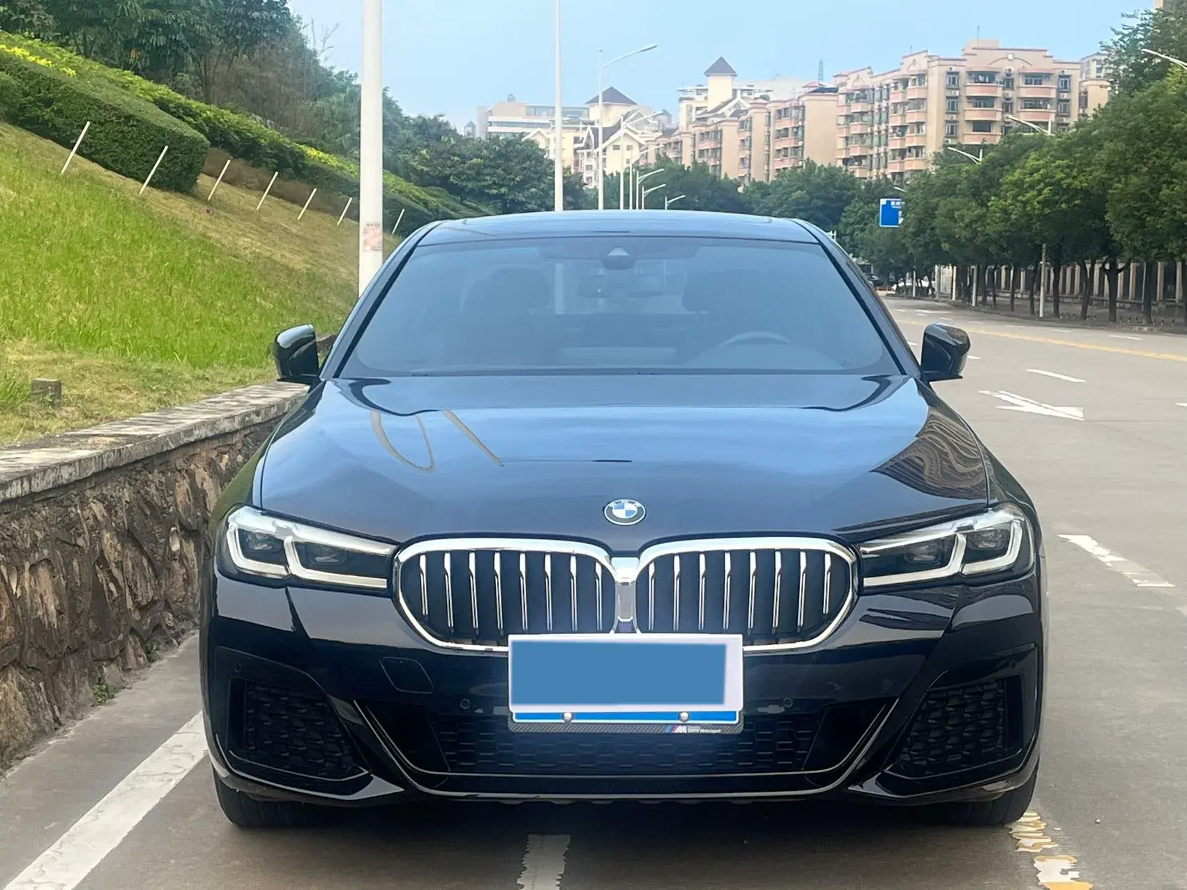 2022 BMW 5 thumbnail 2