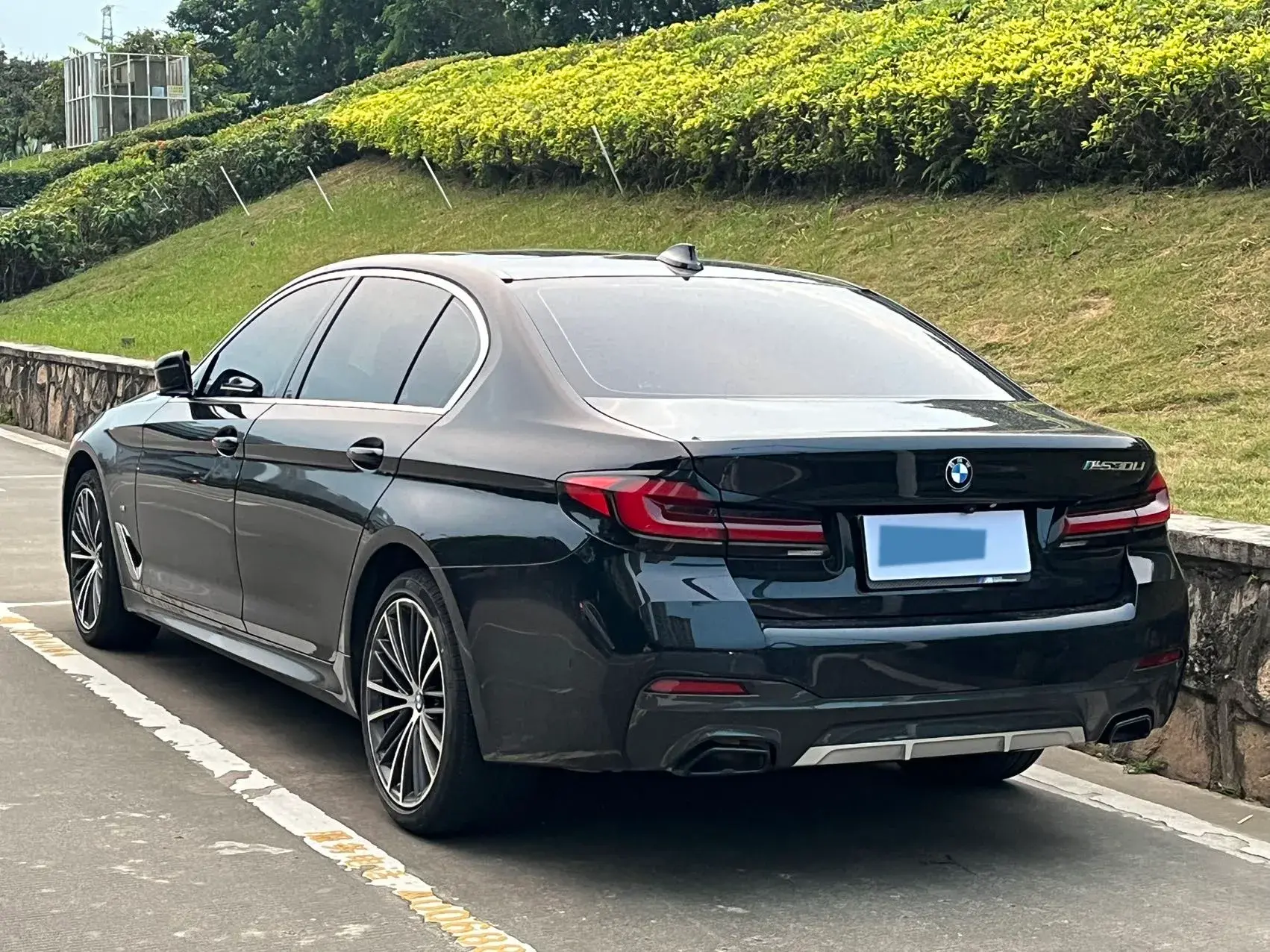 2022 BMW 5 thumbnail 3