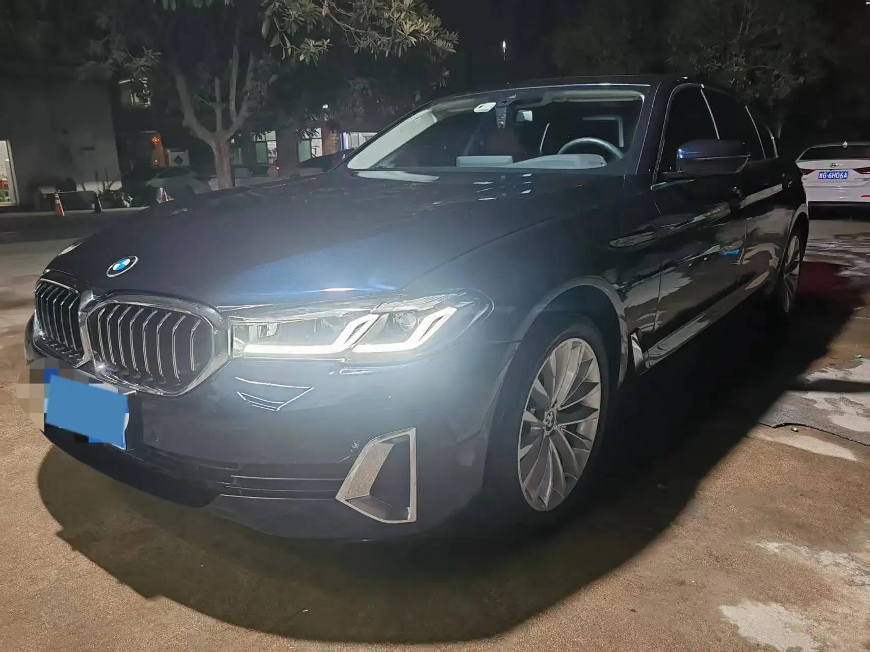 2021 BMW 5 view 1