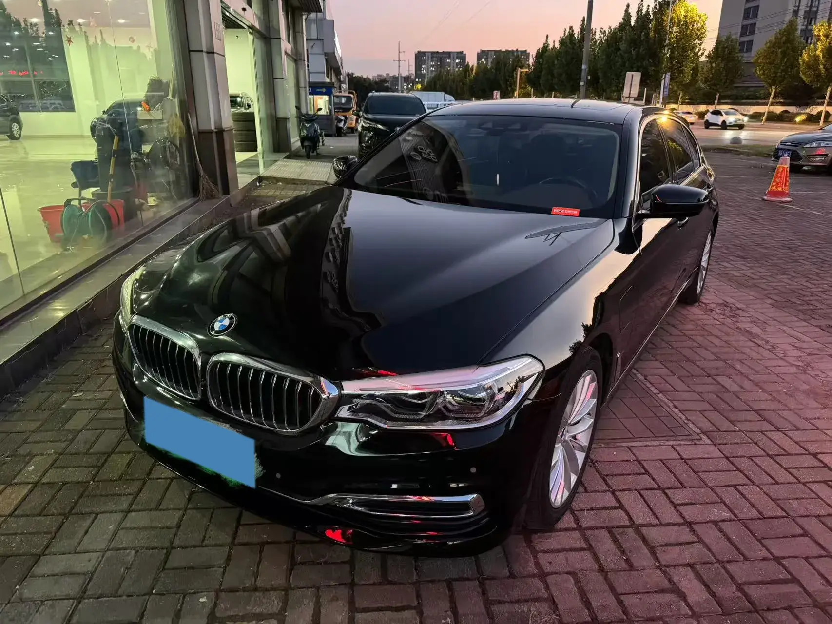 2020 BMW 5 view 1