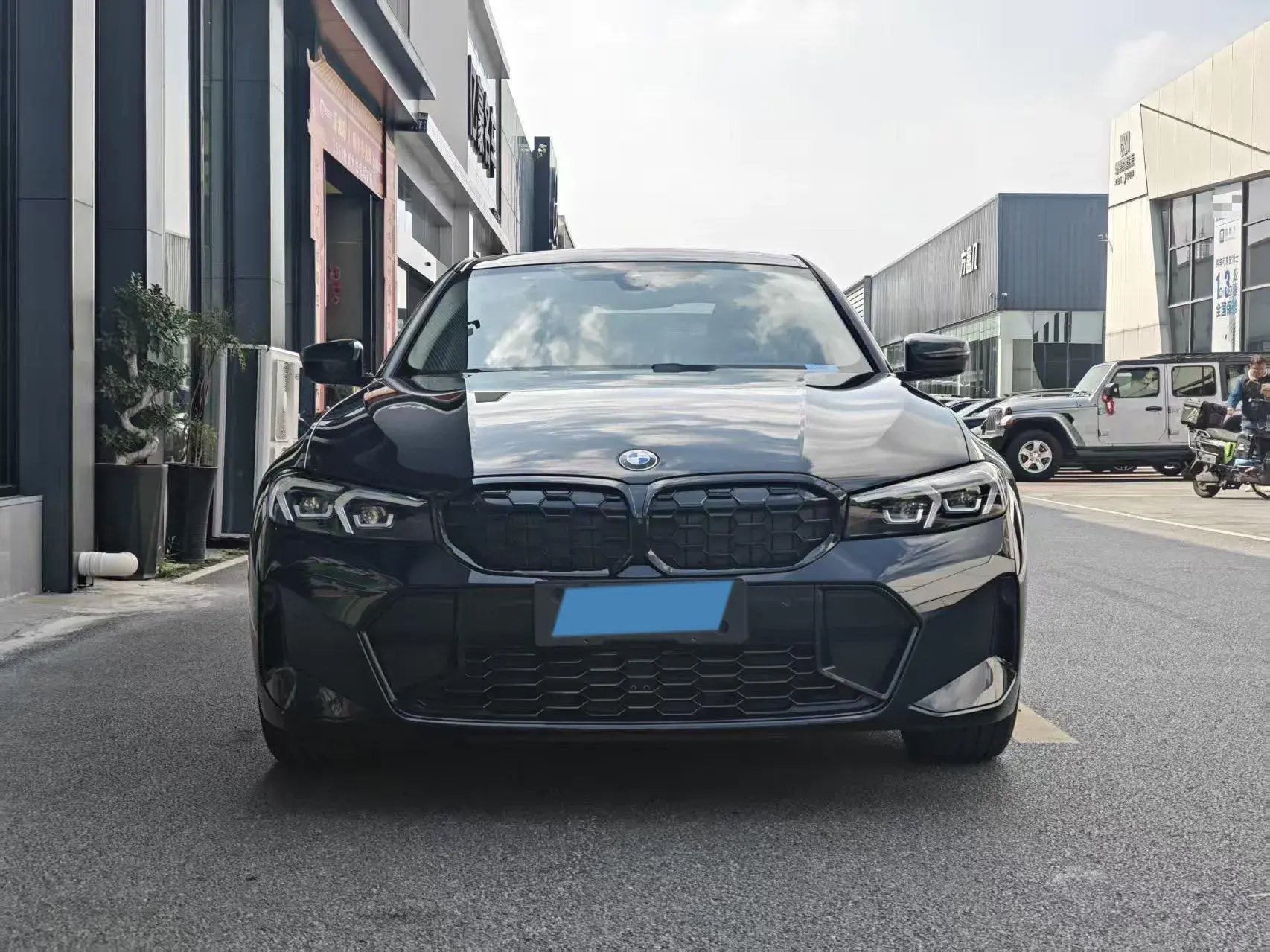 2023 BMW 3 thumbnail 2