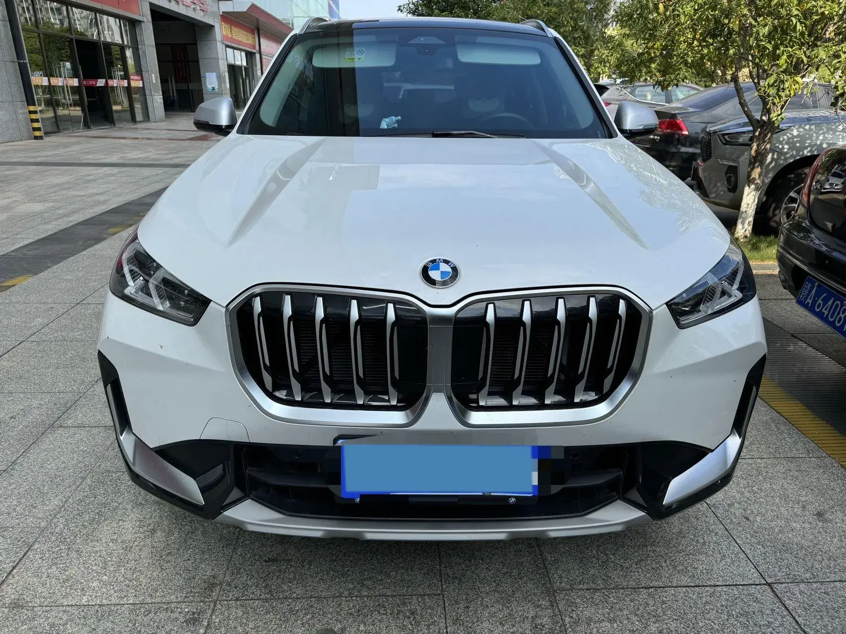 2023 BMW X1 thumbnail 2