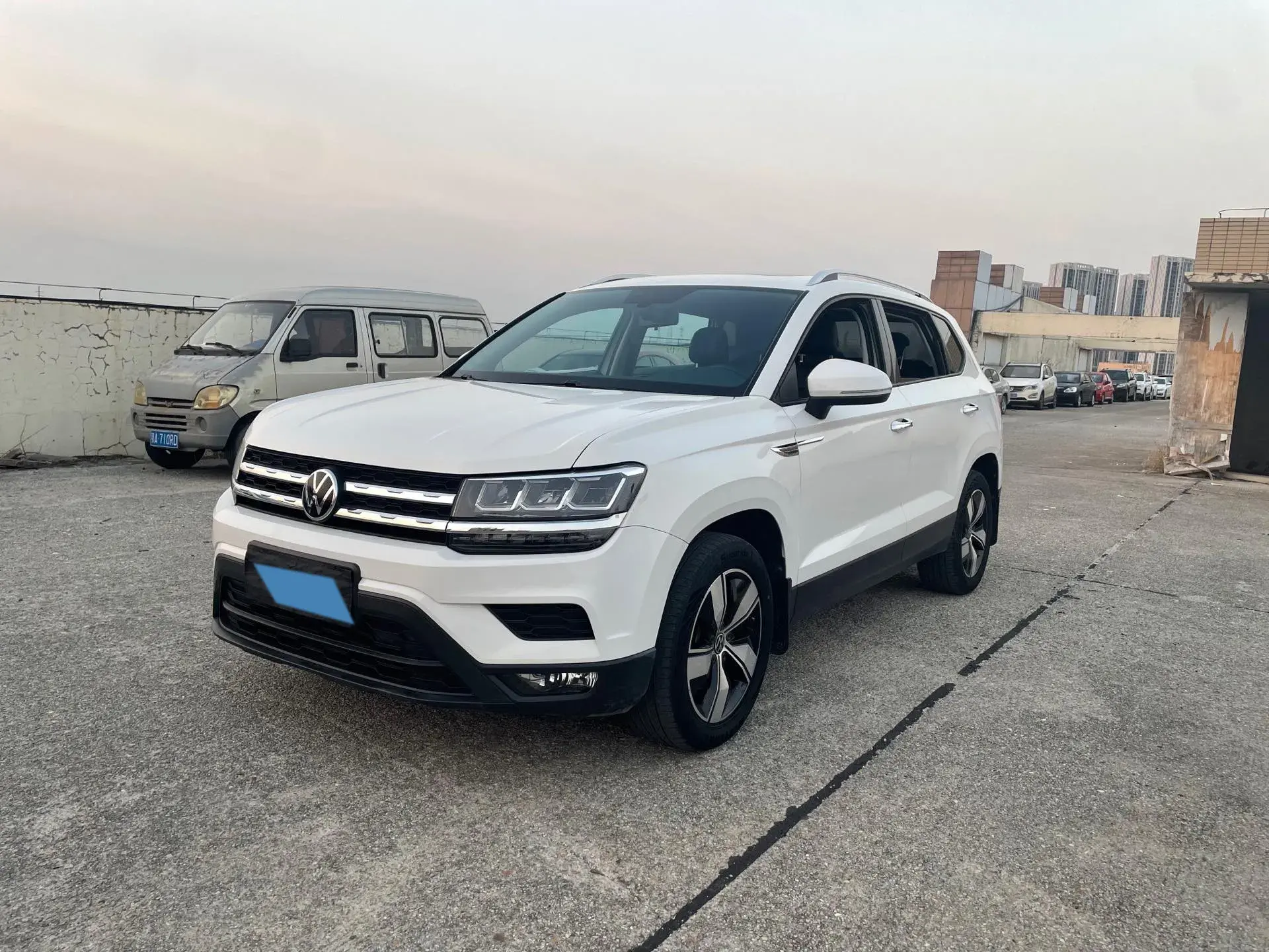 2021 VOLKSWAGEN THARU view 1