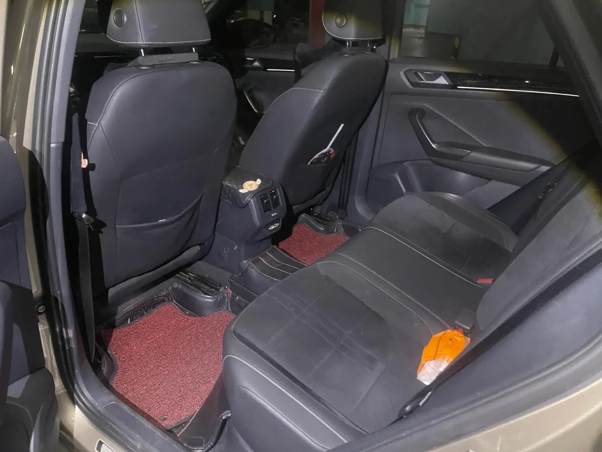 2018 VOLKSWAGEN T-ROC thumbnail 4