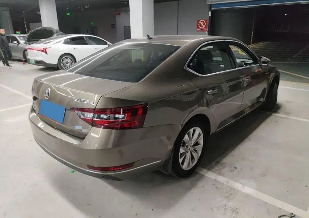 2018 SKODA SUPERB thumbnail 2