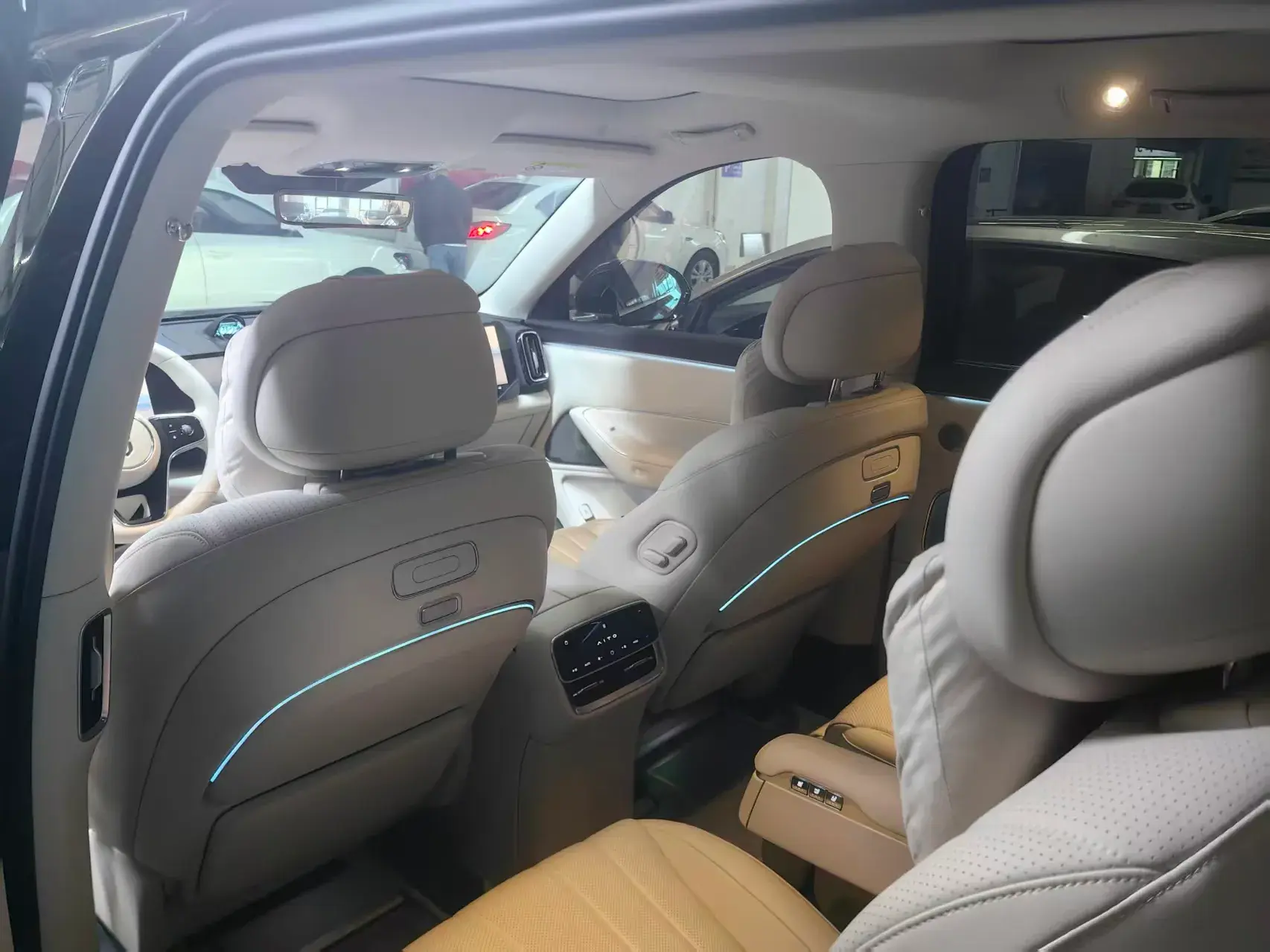 2025 AITO AITO thumbnail 4