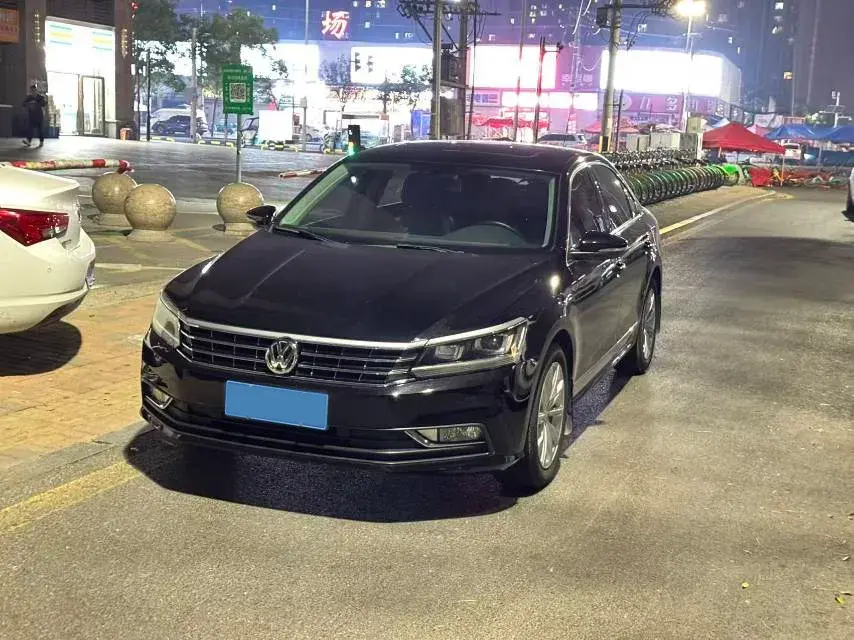 2017 VOLKSWAGEN PASSAT view 1