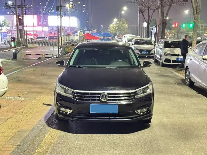 2017 VOLKSWAGEN PASSAT thumbnail 3