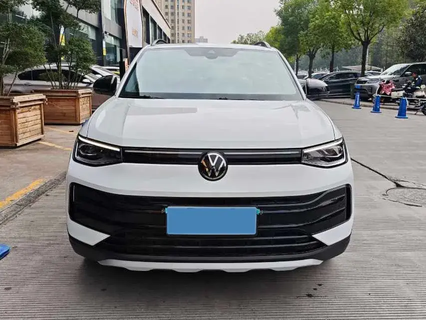 2023 VOLKSWAGEN THARU thumbnail 2