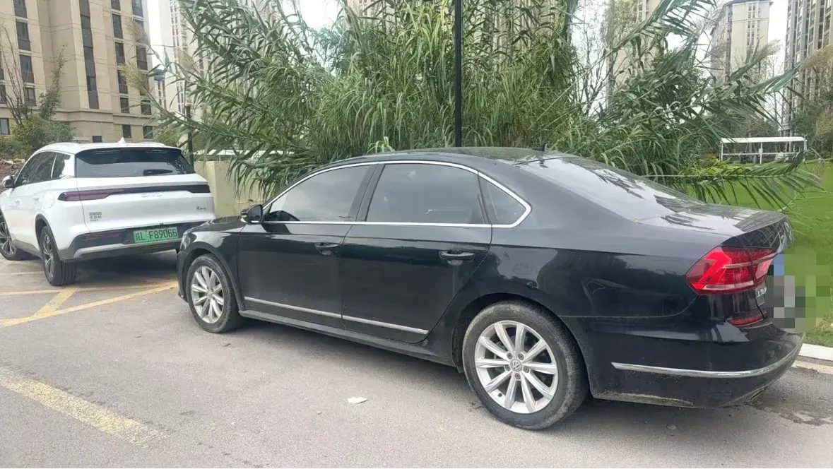 2017 VOLKSWAGEN PASSAT thumbnail 2