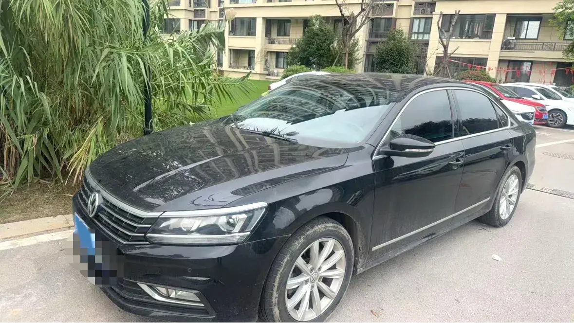 2017 VOLKSWAGEN PASSAT view 1