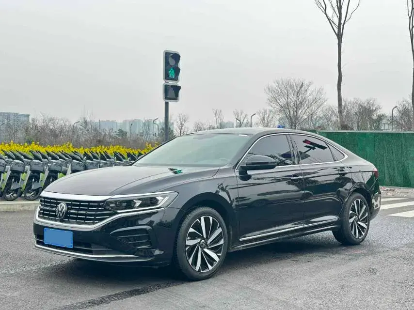 2022 VOLKSWAGEN PASSAT view 1