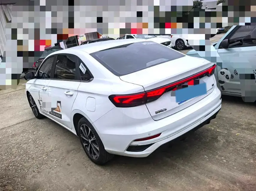 2025 GEELY EMGRAND thumbnail 3