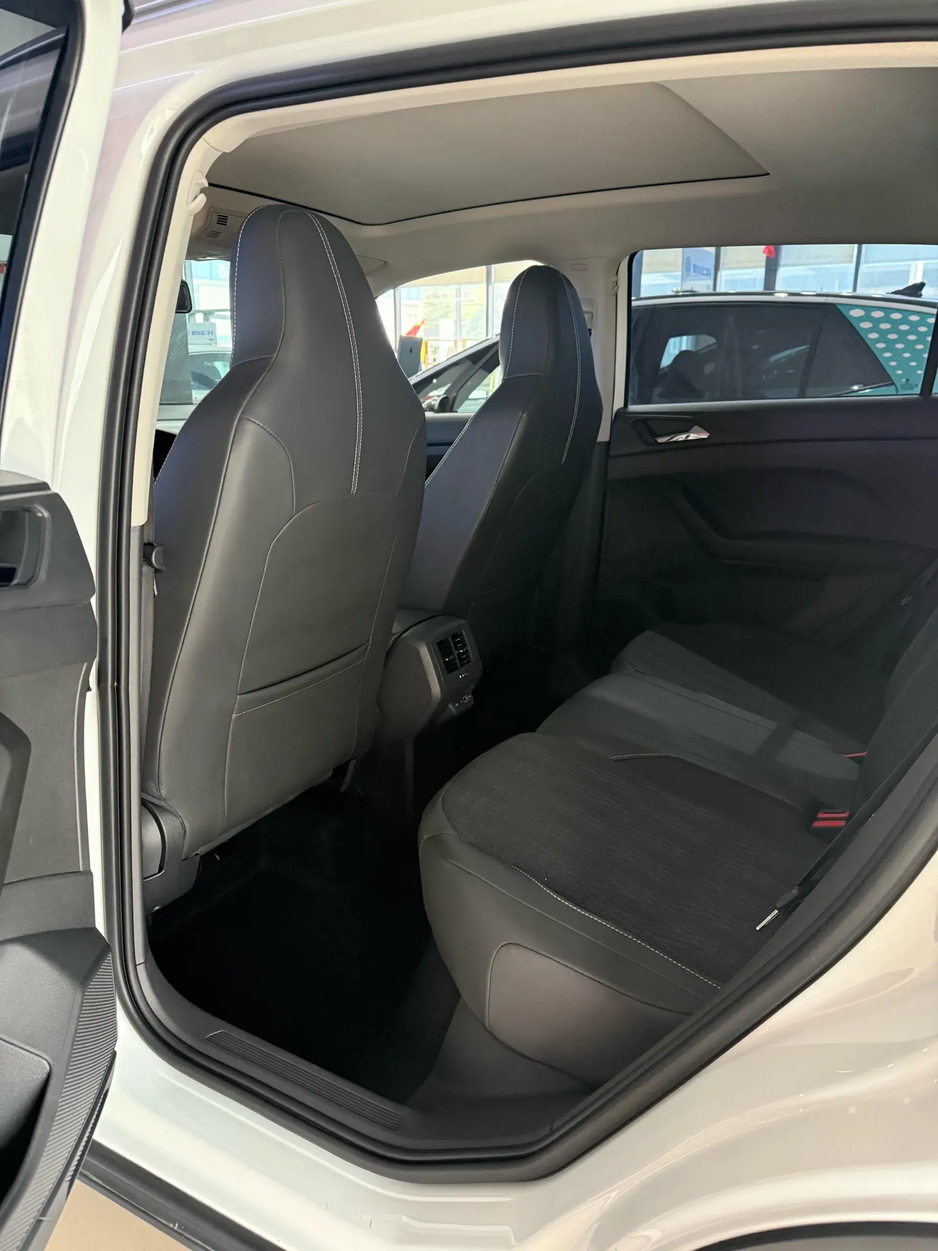 2023 VOLKSWAGEN T-CROSS thumbnail 4