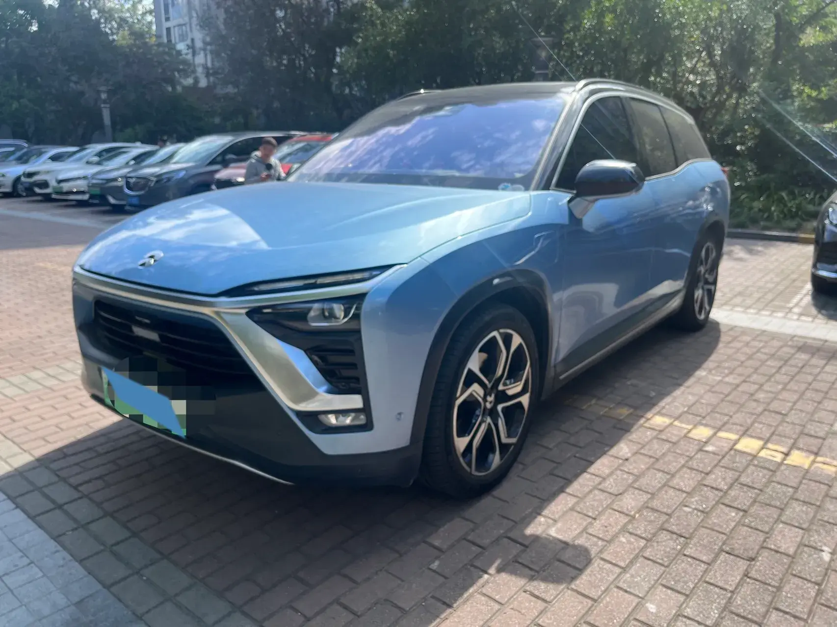 2018 NIO ES8 view 1