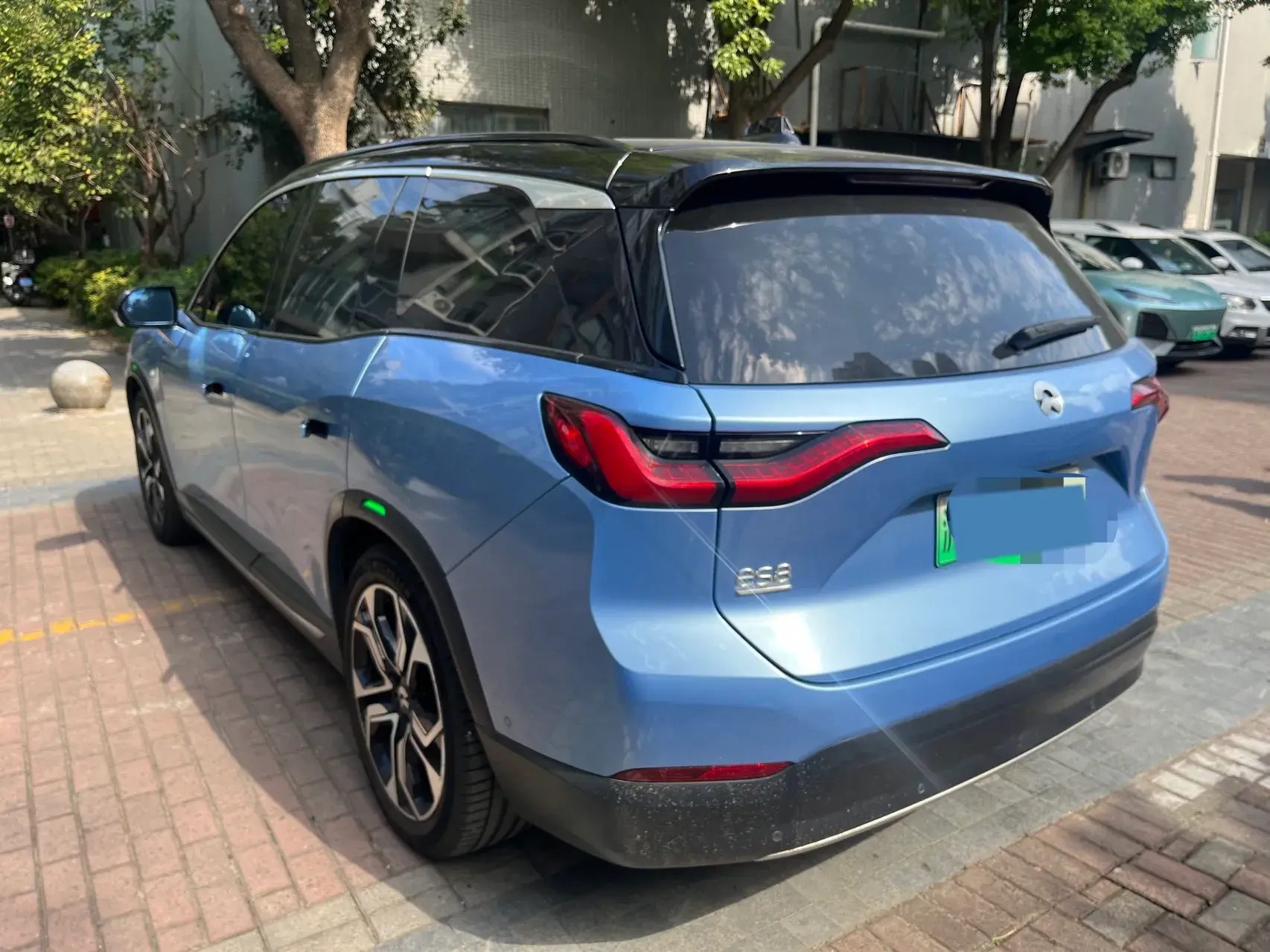 2018 NIO ES8 thumbnail 4