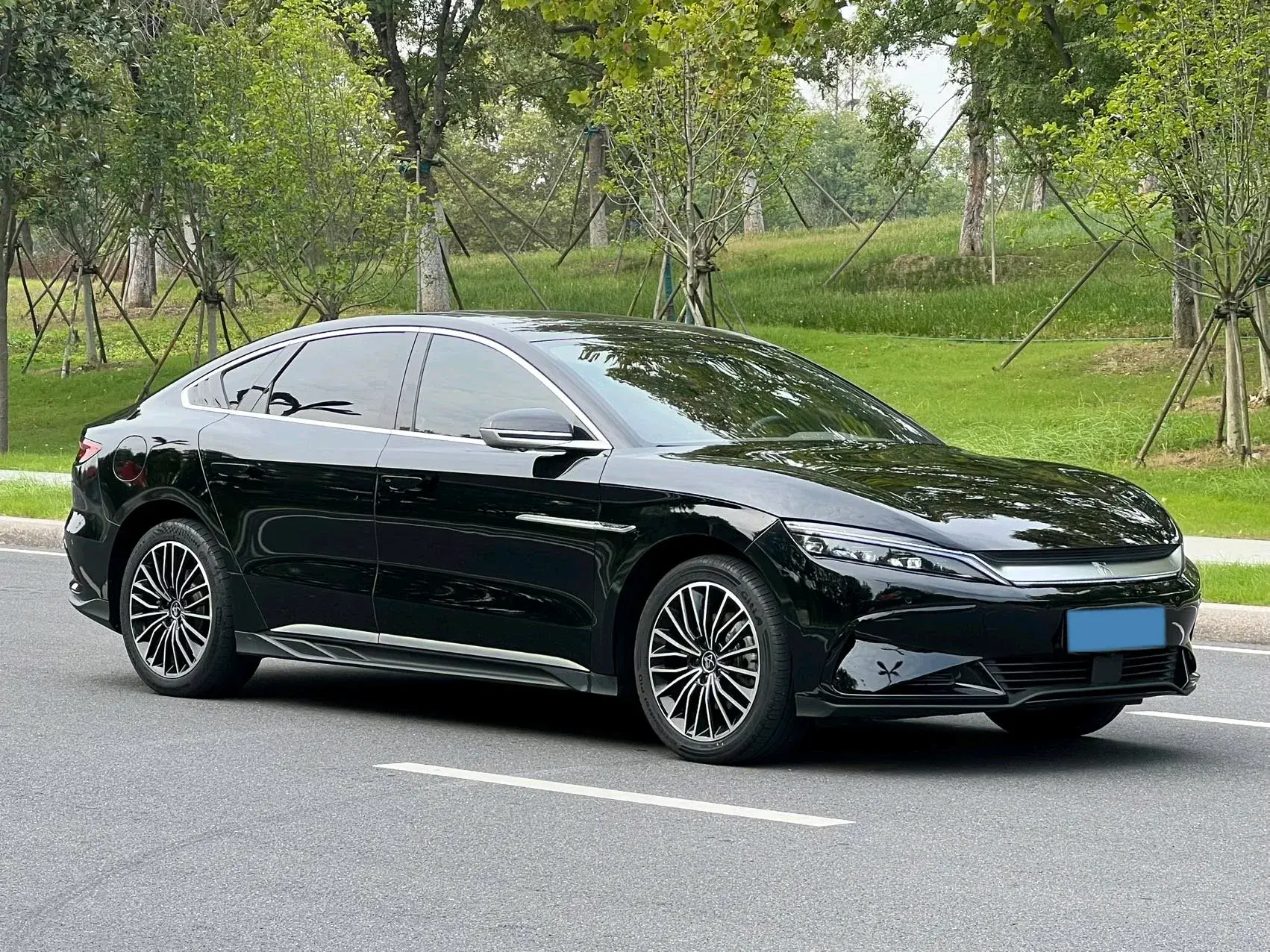 2024 BYD HAN thumbnail 3