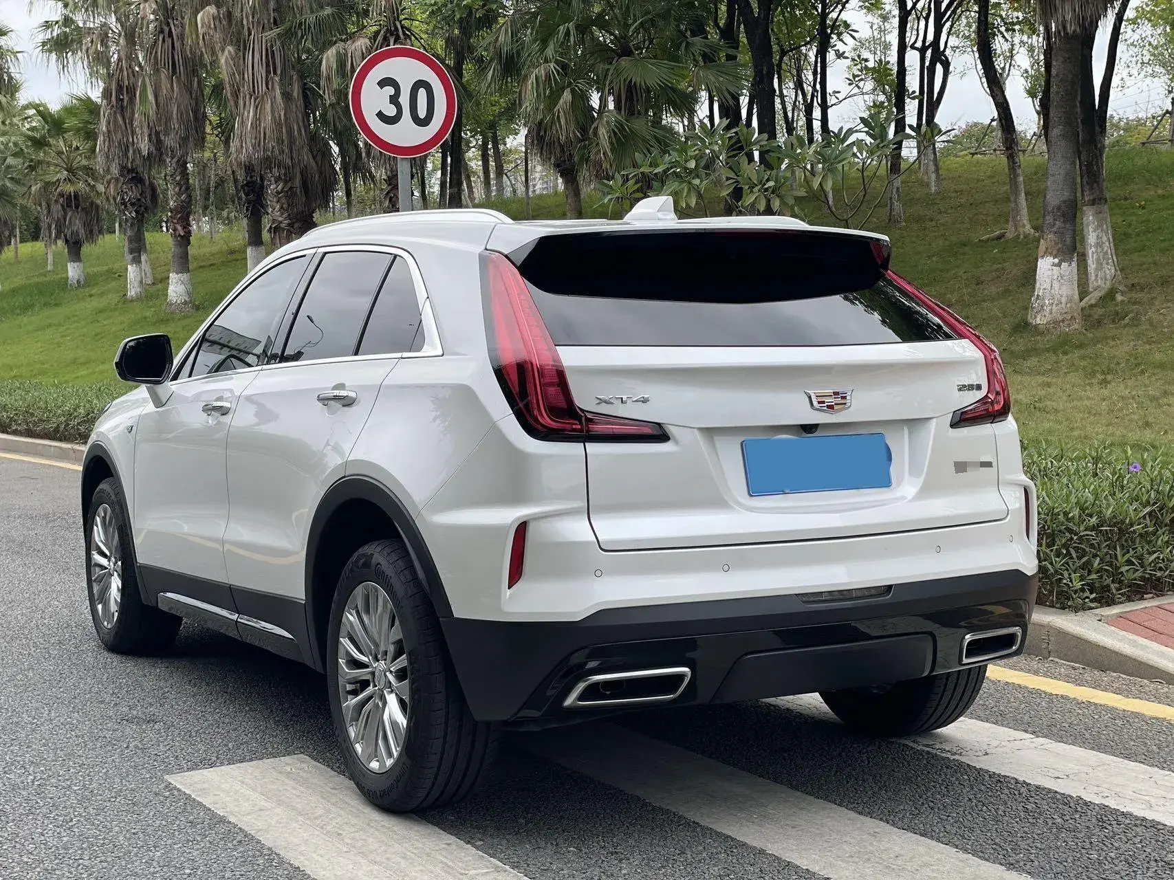 2023 CADILLAC XT4 thumbnail 4