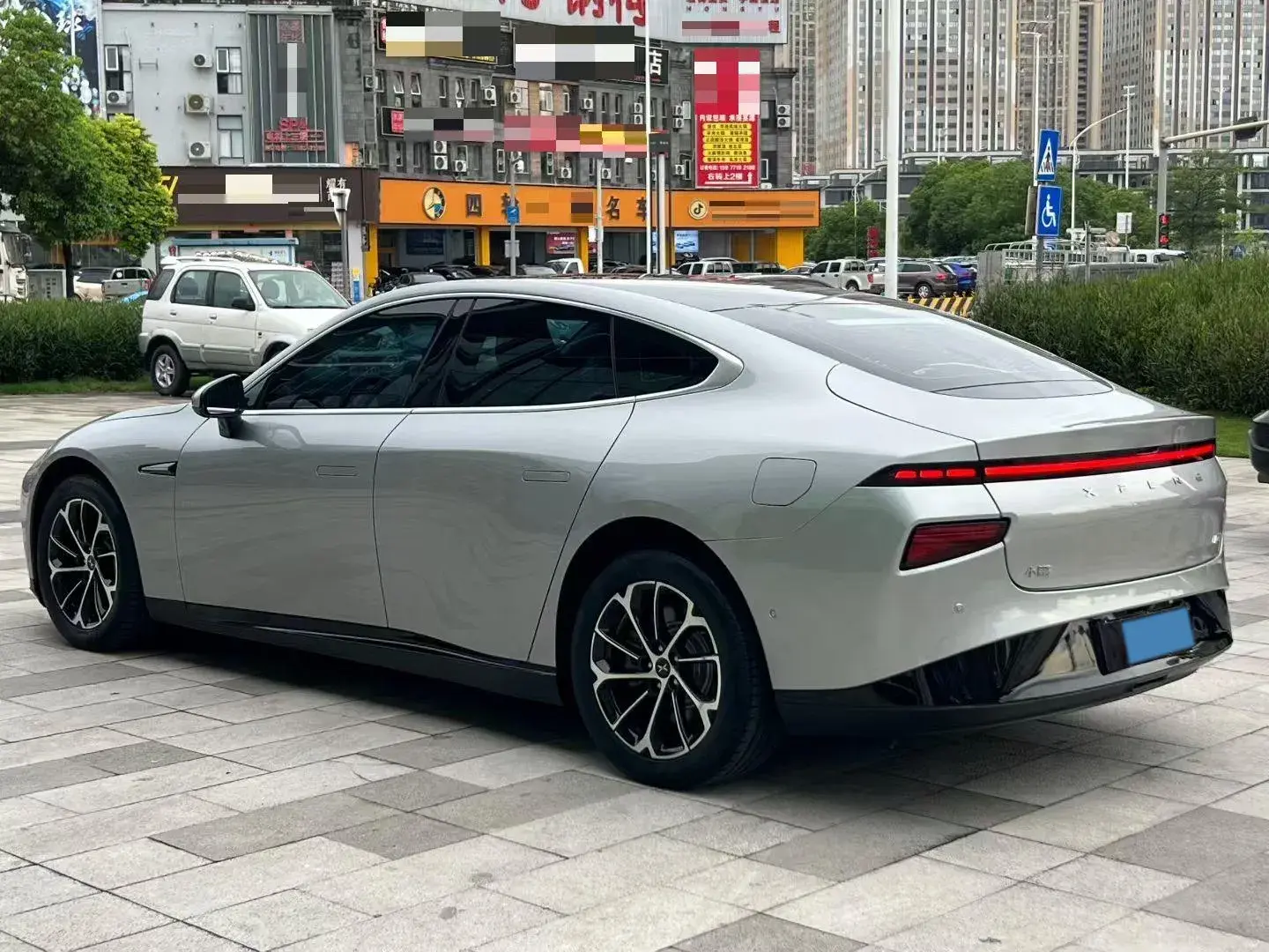 2021 XPENG P7 thumbnail 4