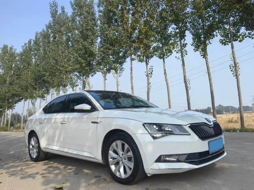 2018 SKODA SUPERB thumbnail 3
