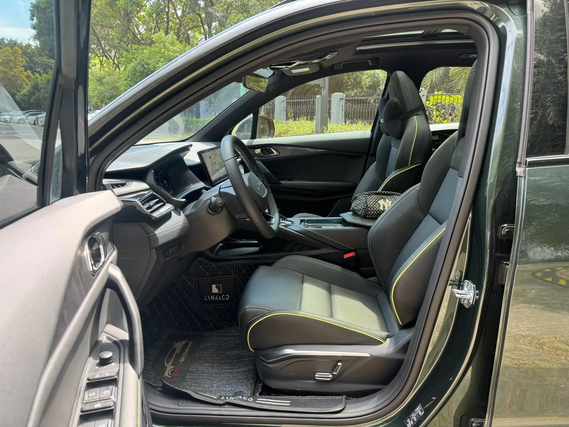 2023 LYNK&CO 06 thumbnail 4