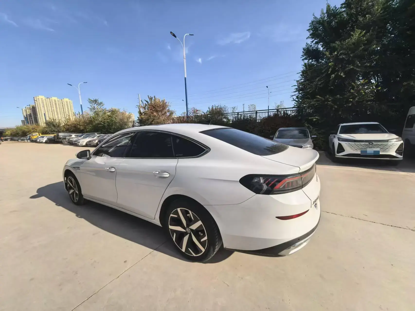 2023 VOLKSWAGEN LAMANDO thumbnail 2