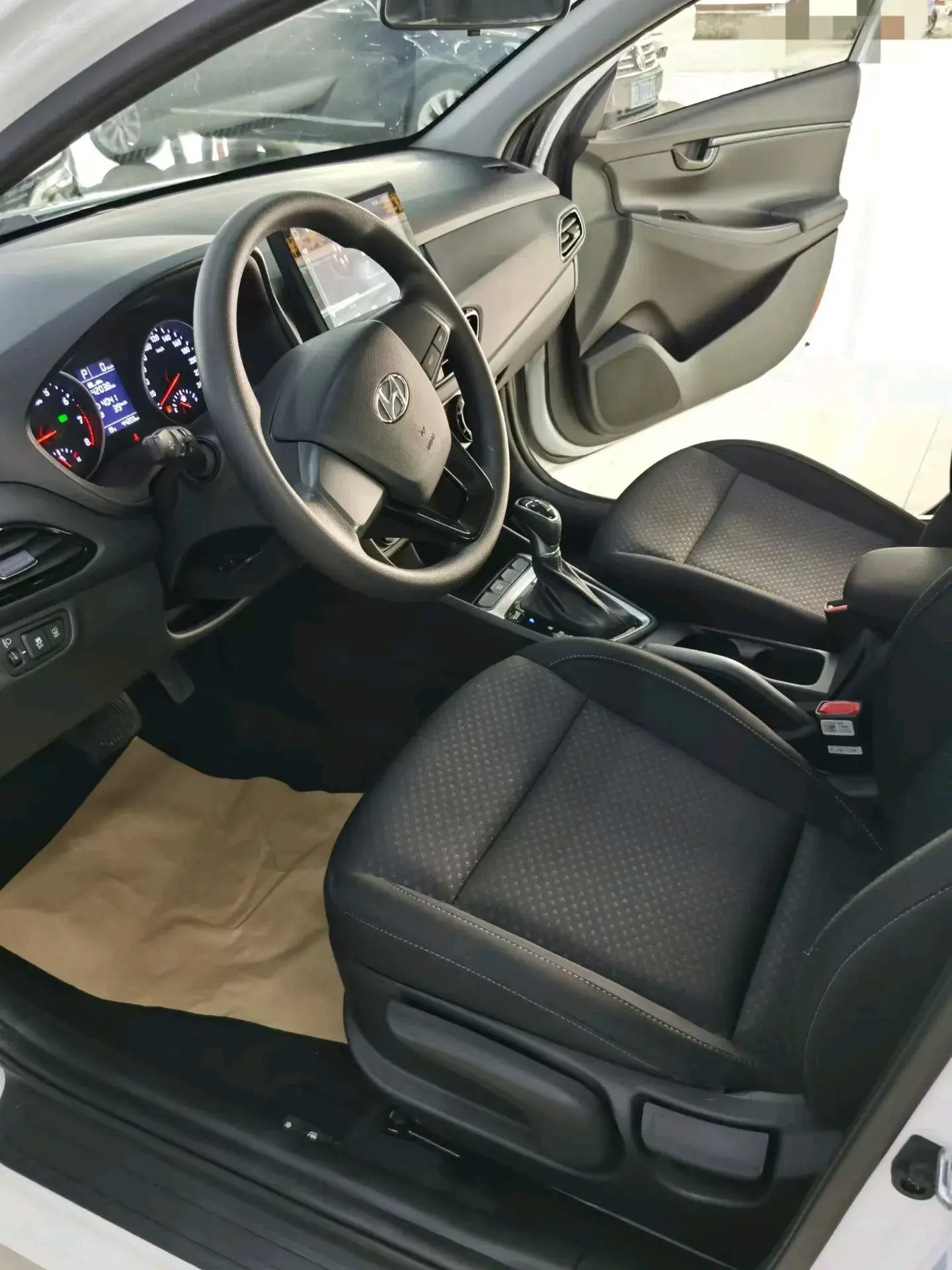 2018 HYUNDAI CELESTA thumbnail 3