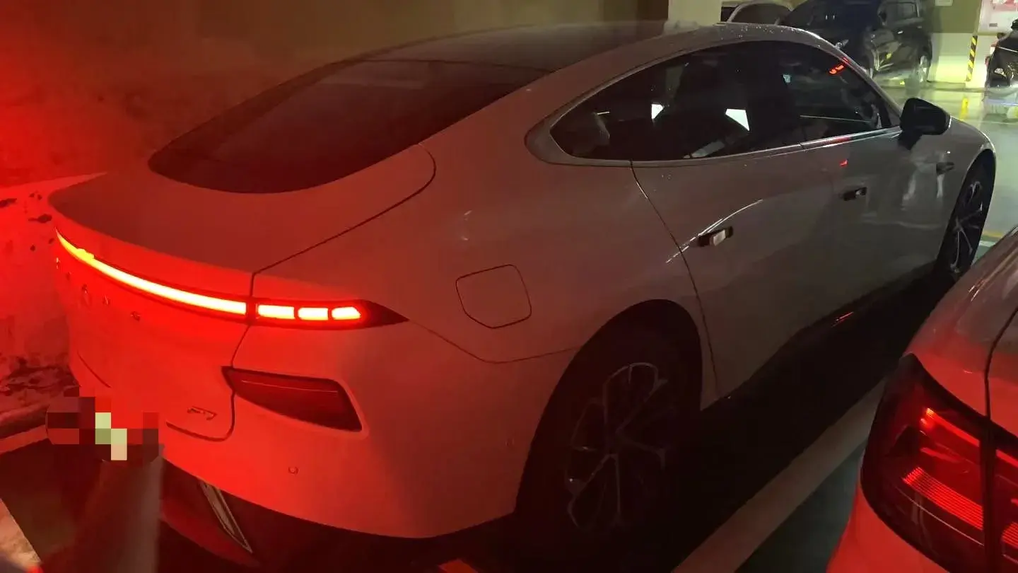 2020 XPENG P7 thumbnail 3