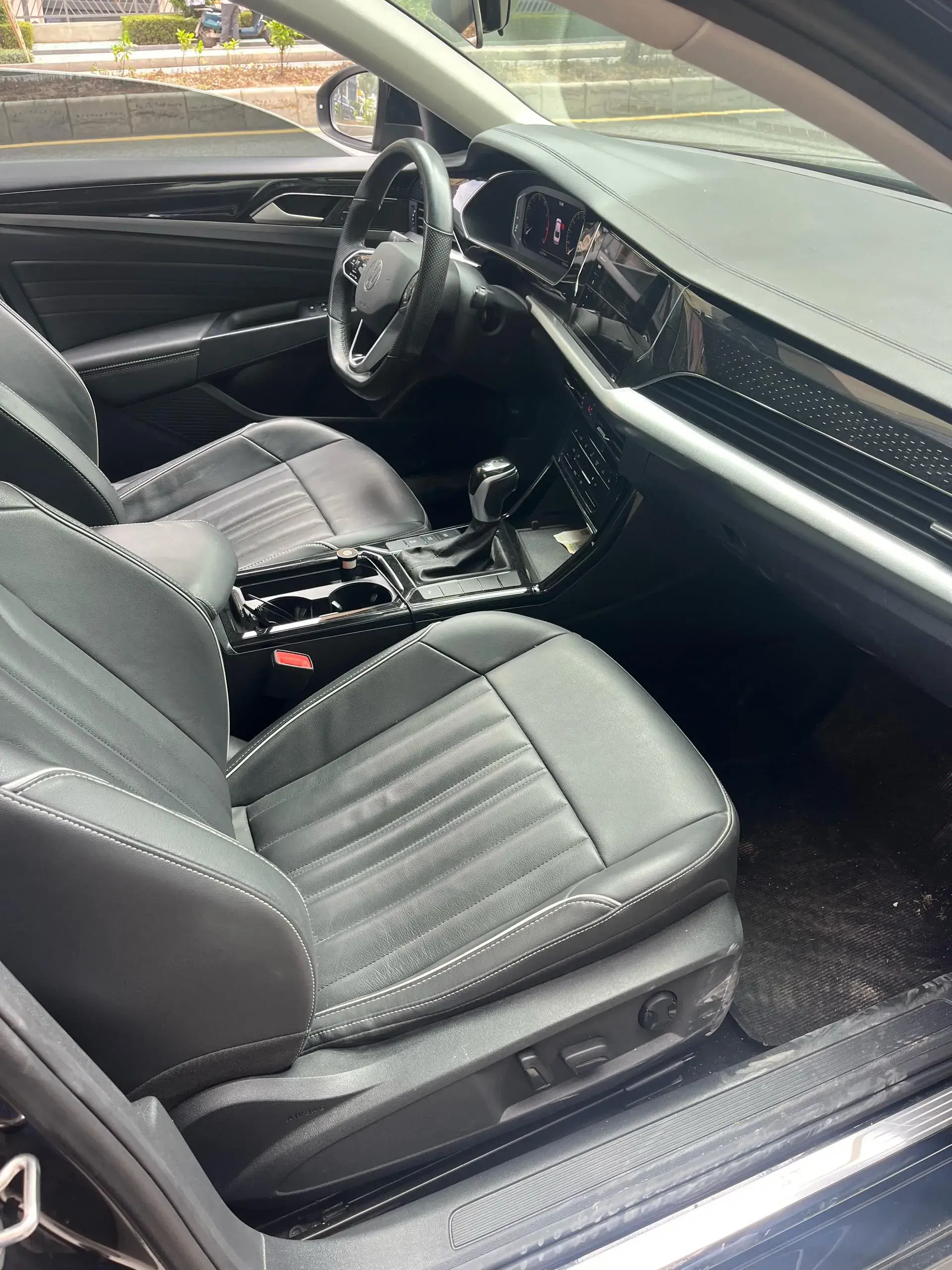 2022 VOLKSWAGEN PASSAT thumbnail 4