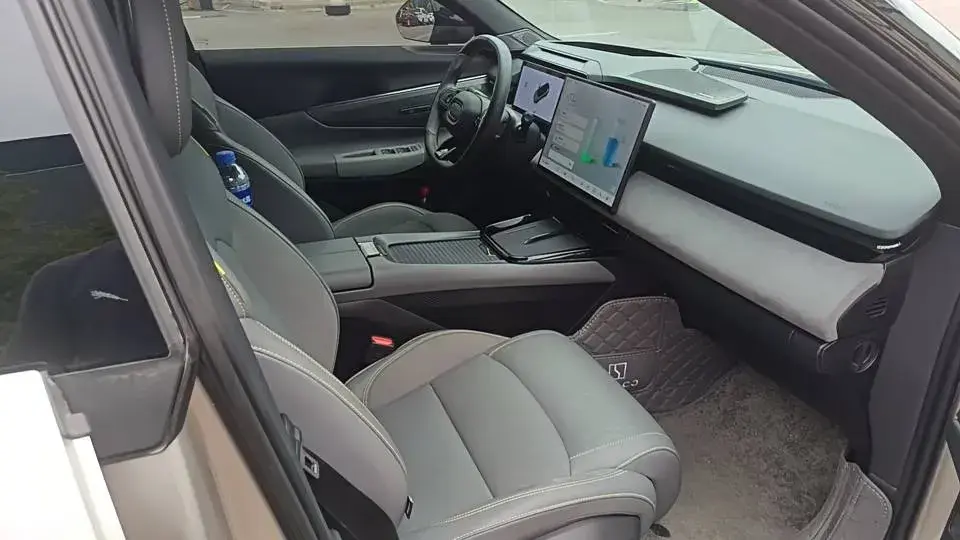 2023 LYNK&CO 08 thumbnail 4