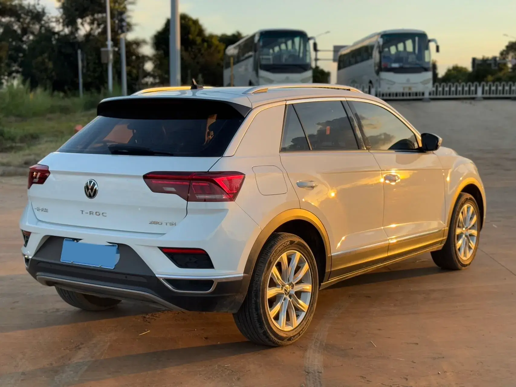 2021 VOLKSWAGEN T-ROC thumbnail 4