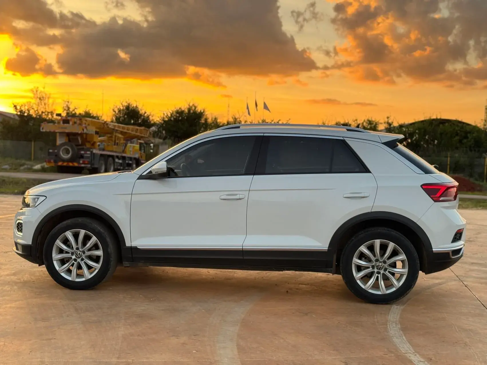 2021 VOLKSWAGEN T-ROC thumbnail 3