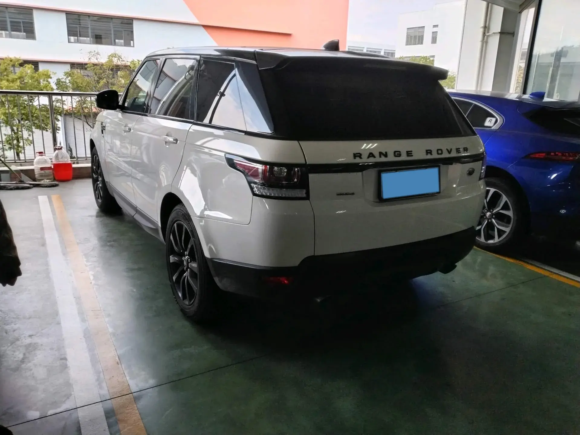 2017 LAND ROVER thumbnail 4