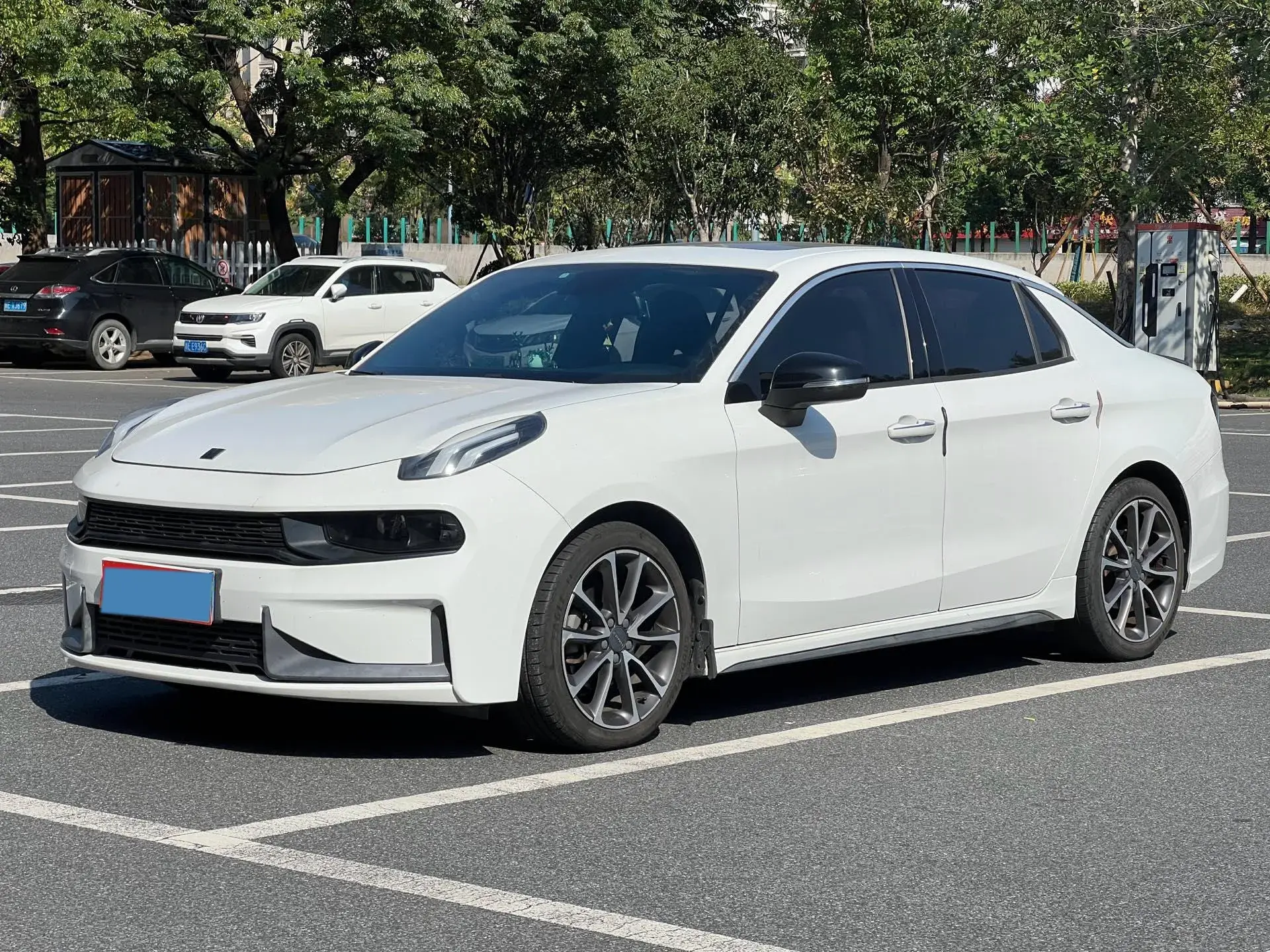 2019 LYNK&CO 03 view 1