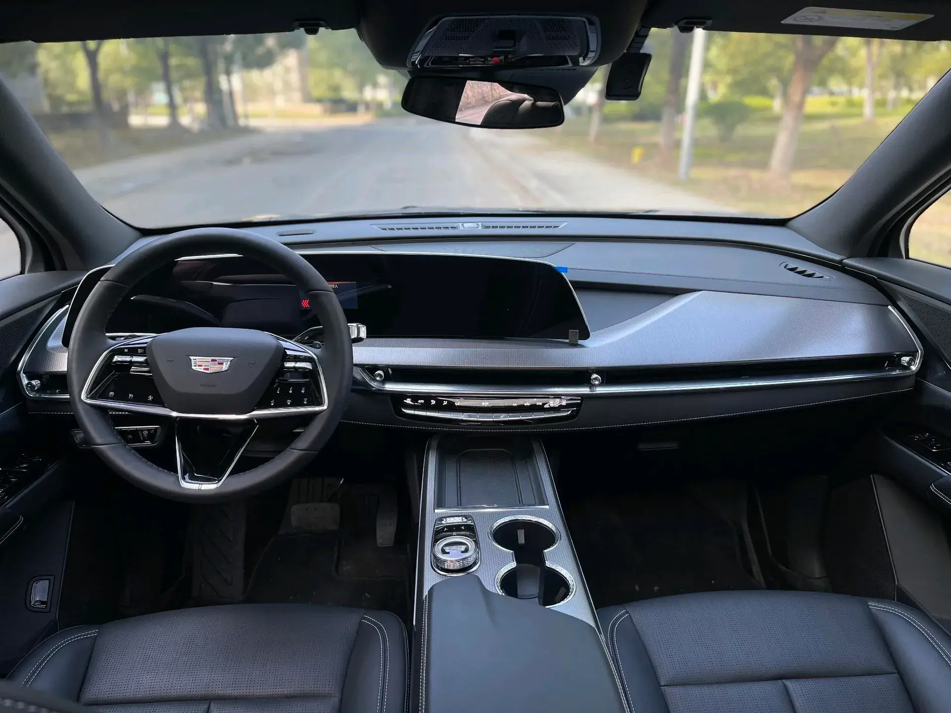 2025 CADILLAC XT5 thumbnail 2