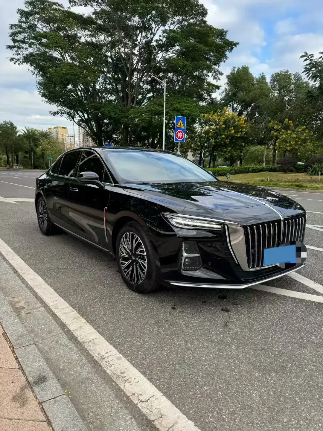 2023 HONGQI H5 thumbnail 3
