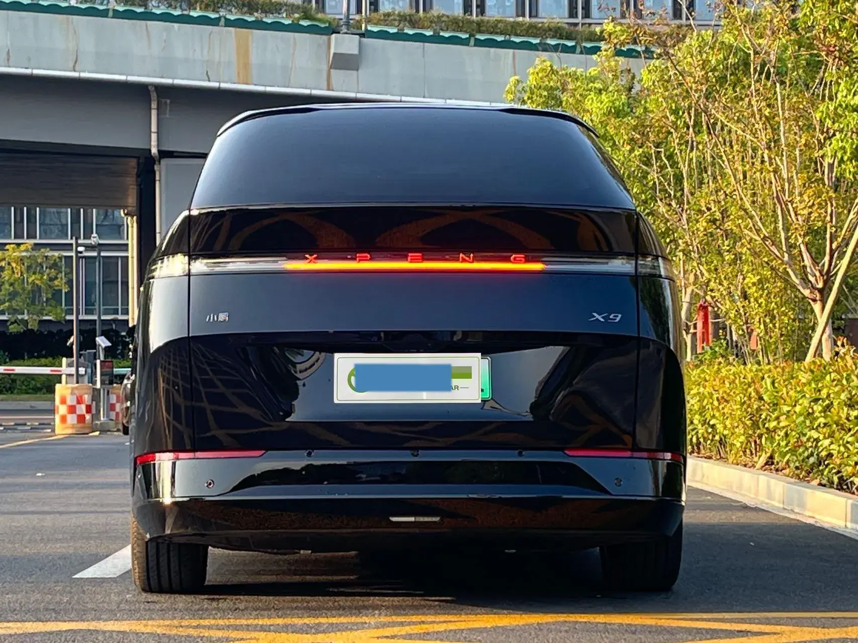 2025 XPENG X9 thumbnail 4