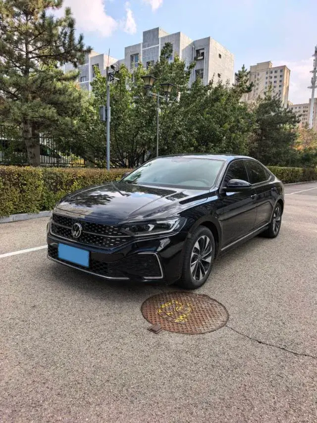 2022 VOLKSWAGEN PASSAT view 1